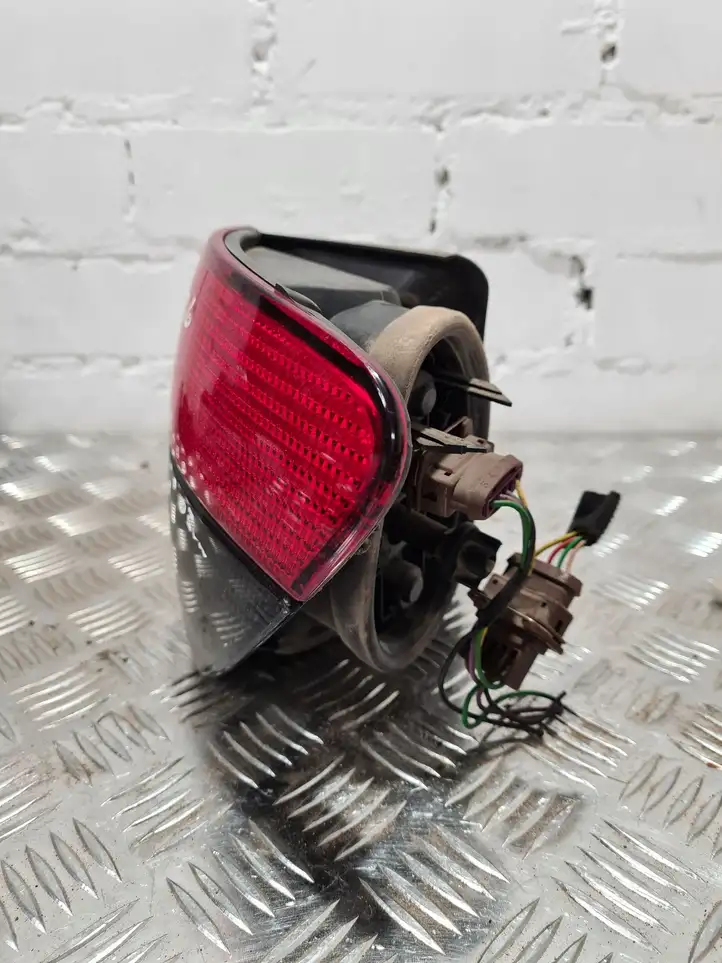 Peugeot 406 (1999 - 2006) Задний фонарь в кузове — фото 3