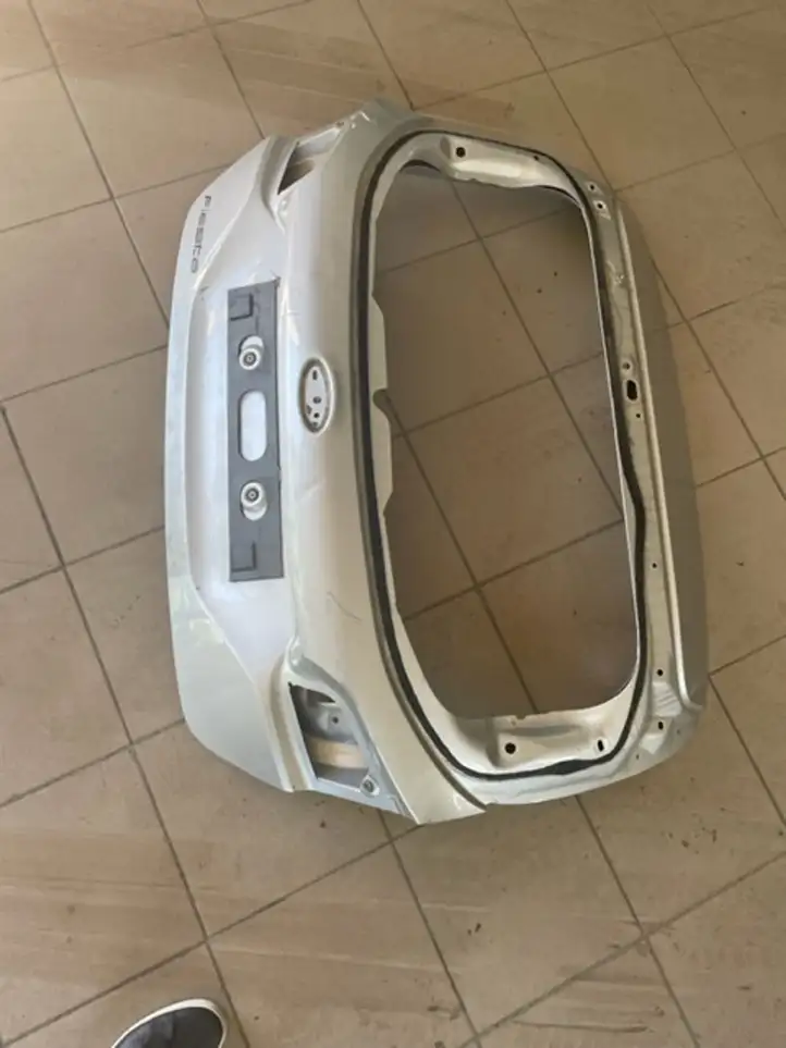 Ford Fiesta (2017 - ) Крышка багажника — фото 1