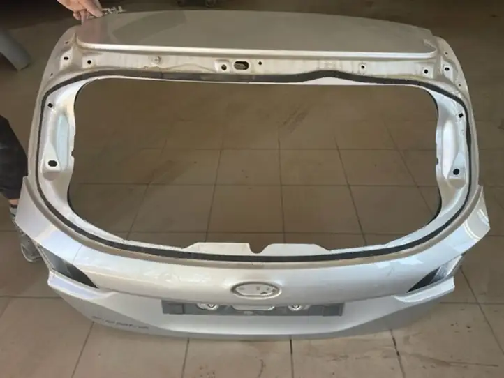 Ford Fiesta (2017 - ) Крышка багажника — фото 3
