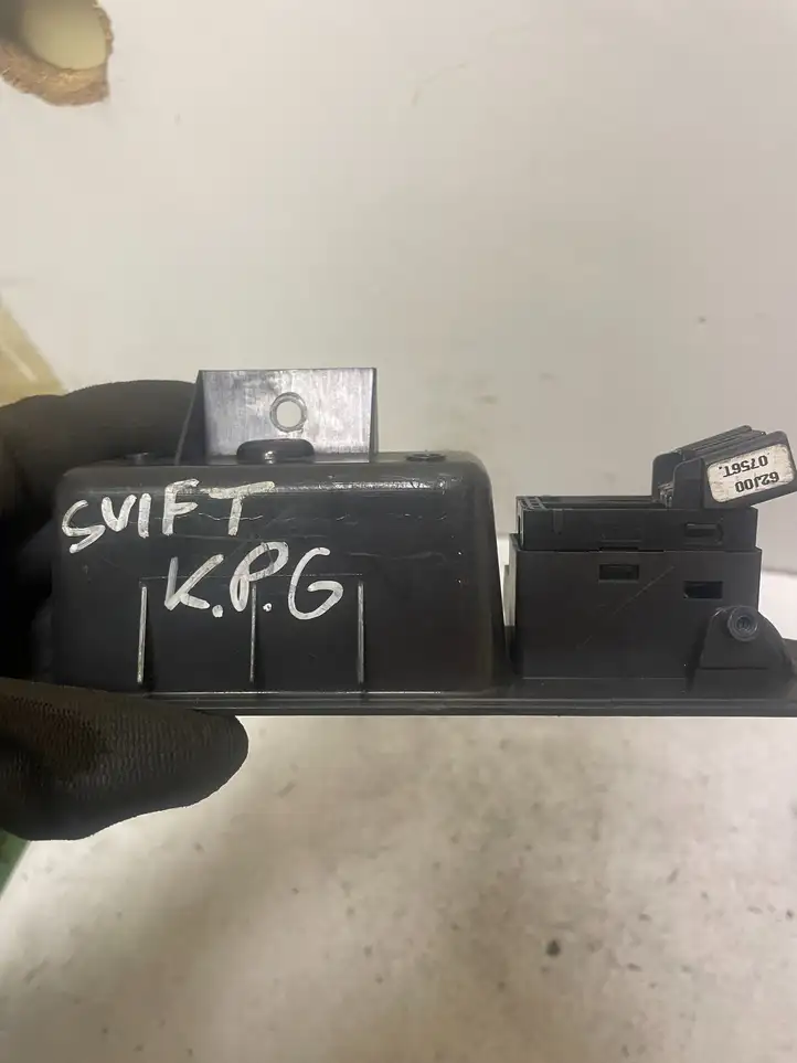 Suzuki Swift (2004 - 2010) 8376763J0 Блок кнопок стеклоподъемников — фото 2