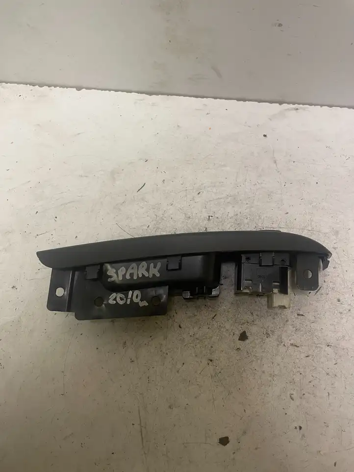 Chevrolet Spark (2009 - 2015) 201006496 Кнопка стеклоподъемников — фото 2