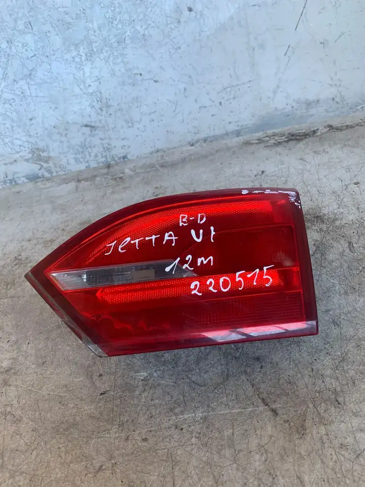 Volkswagen Jetta VI (2011 - 2018) Задний фонарь в крышке багажника — фото 1