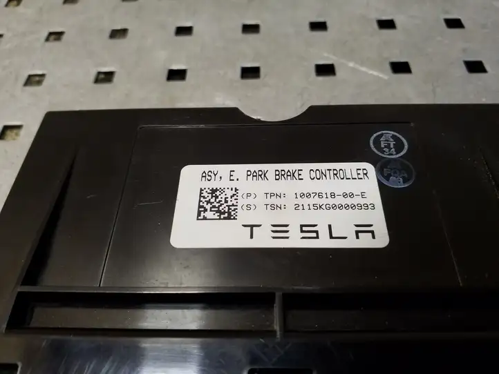 Tesla Model S (2016 - 2021) 100761800E Блок управления стояночным тормозом — фото 3