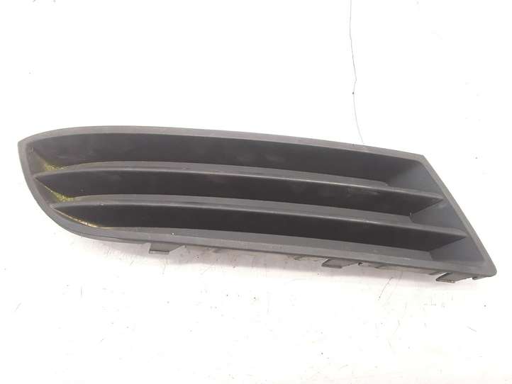 Opel Vectra (2005 - 2009)  13182912 Нижняя решётка (из трех частей)