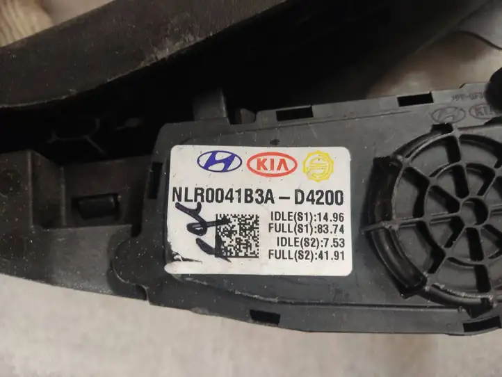 Hyundai Santa Fe (2018 - 2020) Lnr0041b3a-d4200 Педаль акселератора — фото 2