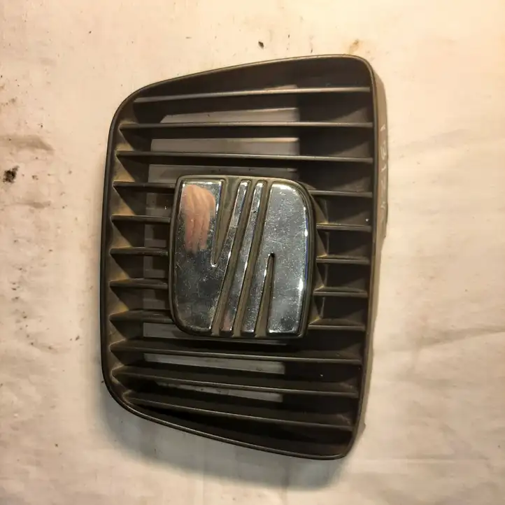 Seat Ibiza II (6k) (1999 - 2002) 6K0853654D Верхняя решетка радиатора — фото 1