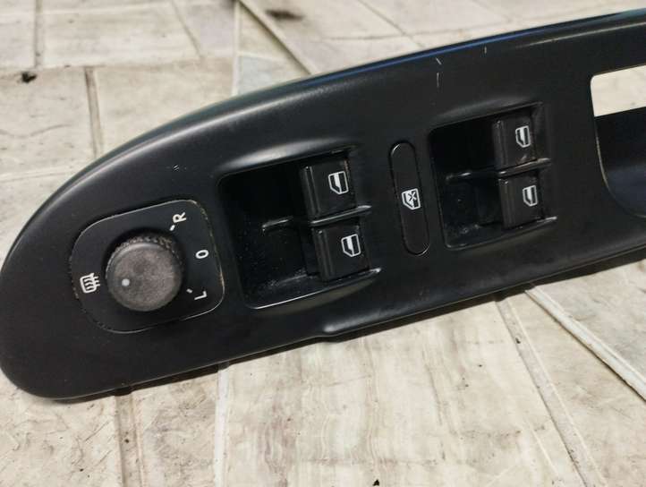 Volkswagen PASSAT B6 (2005 - 2010)  3C1867171B Кнопка стеклоподъемников