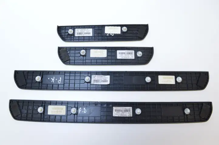 Honda Civic (2006 - 2011) 84262SMGE011M1 Внутренняя обшивка порога (комплект) — фото 2