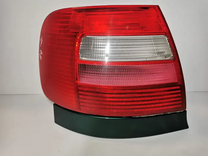 Audi A4 S4 B5 8D (1999 - 2001) 991114 Задний фонарь в кузове — фото 1