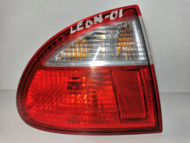 Seat Leon (1M) (1998 - 2006) 1M6945111 Задний фонарь в кузове — фото 1