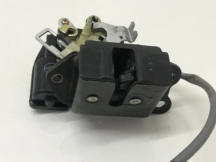 Toyota Corolla Verso E121 (2001 - 2004) 1015283000 Замок крышки багажника — фото 4