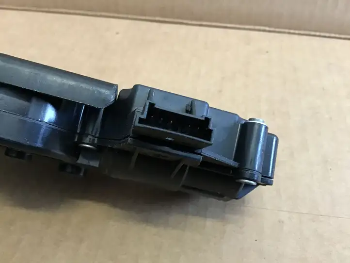 Land Rover Range Rover Sport L320 (2005 - 2009) OEM Доводчик крышки багажника — фото 3