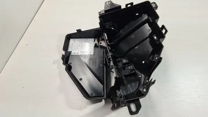 Volvo XC90 (2014 - 2019) 31398000 Крышка ящика предохранителей — фото 5
