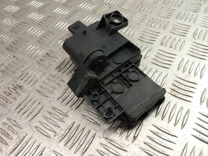 BMW 7 E65 E66 (2001 - 2008)  8387568 Узел подключения плюсовых проводов