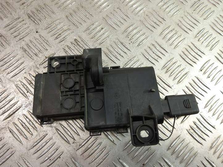 BMW 7 E65 E66 (2001 - 2008)  8387568 Узел подключения плюсовых проводов