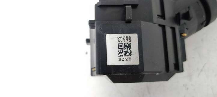 Nissan Almera N16 (2000 - 2010)  25260 Ручка стеклоочистителей