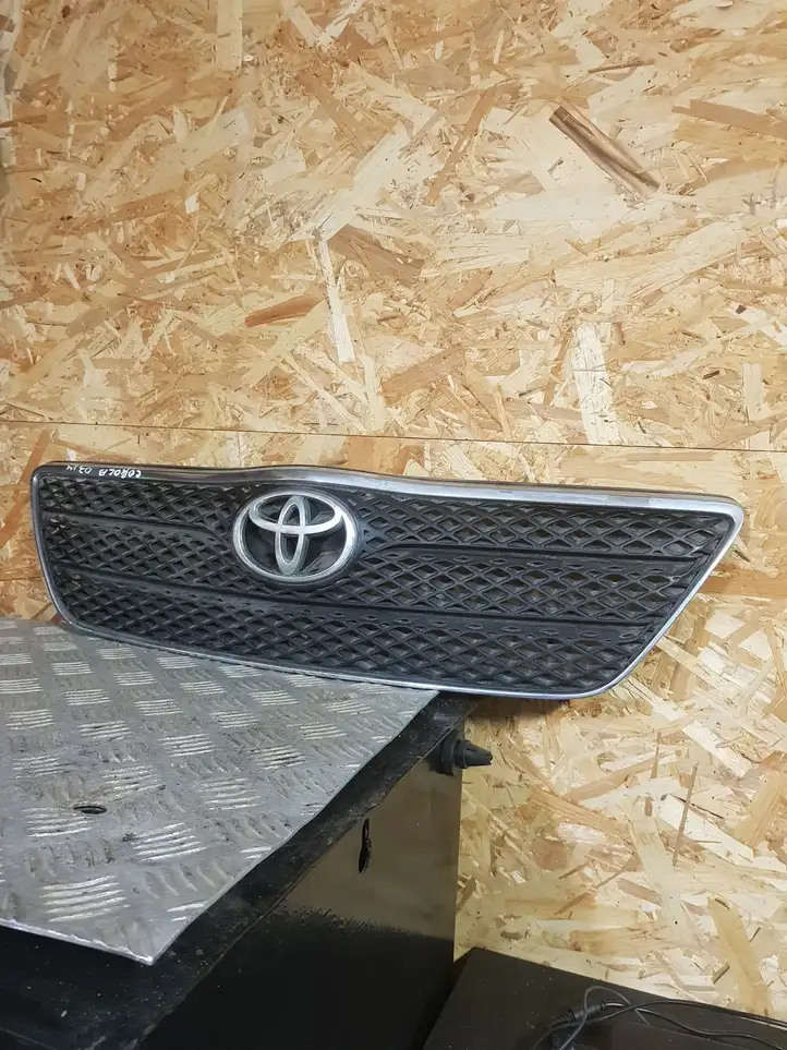 Toyota Corolla E120 E130 (2000 - 2004) Передняя решетка — фото 1