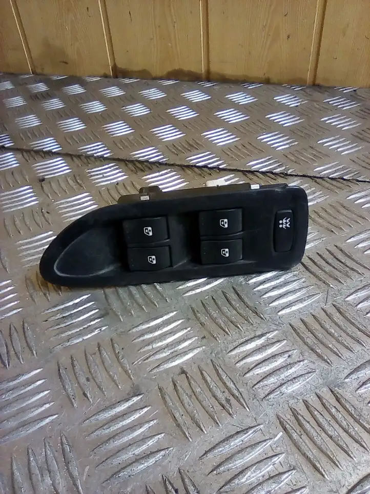Renault Laguna II (2001 - 2005) 8200018989 Блок кнопок стеклоподъемников — фото 1