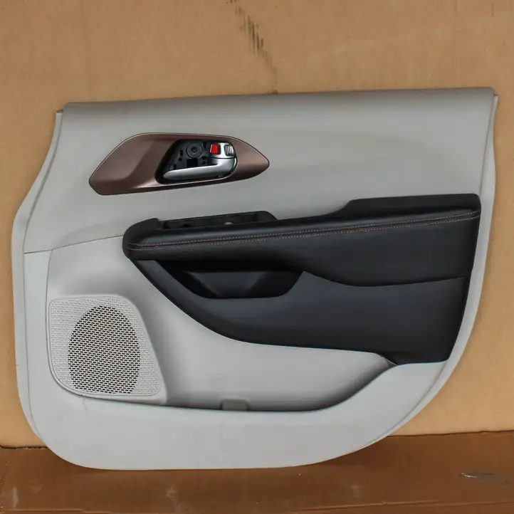 Chrysler Pacifica (2016 - ) 5RP602D2AC Обшивка передней двери — фото 1