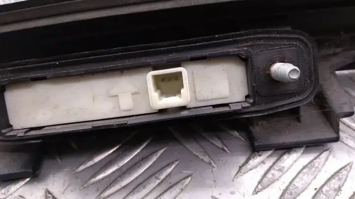 Toyota Avensis T270 (2009 - 2012) 7680105110 Подсветка номера — фото 2