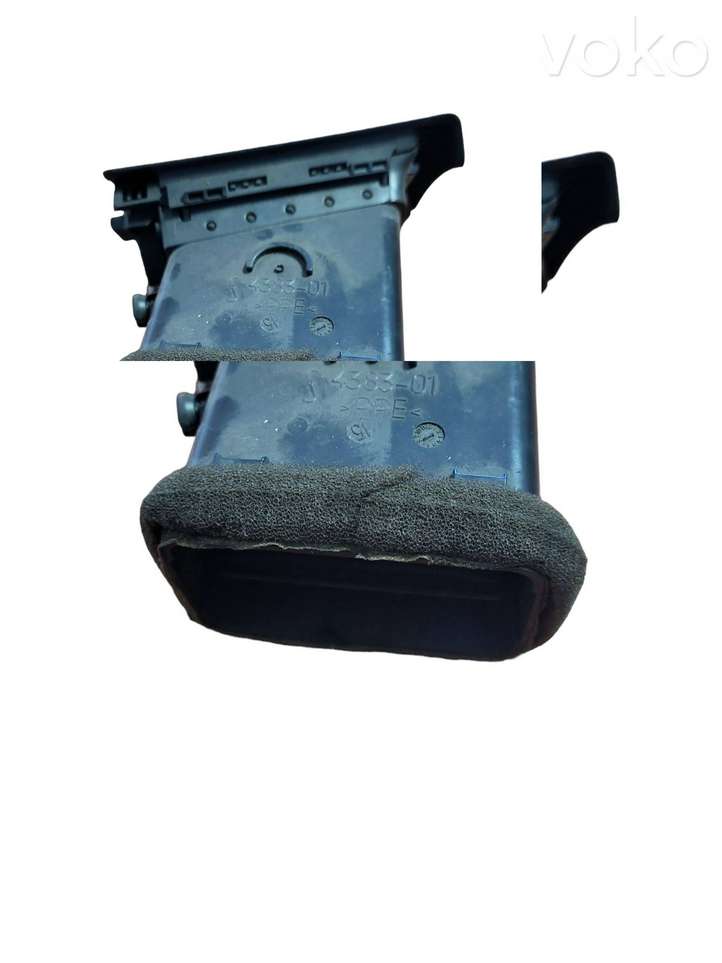 Audi A4 (2004 - 2009)  8e0820901f Воздушная решётка окна