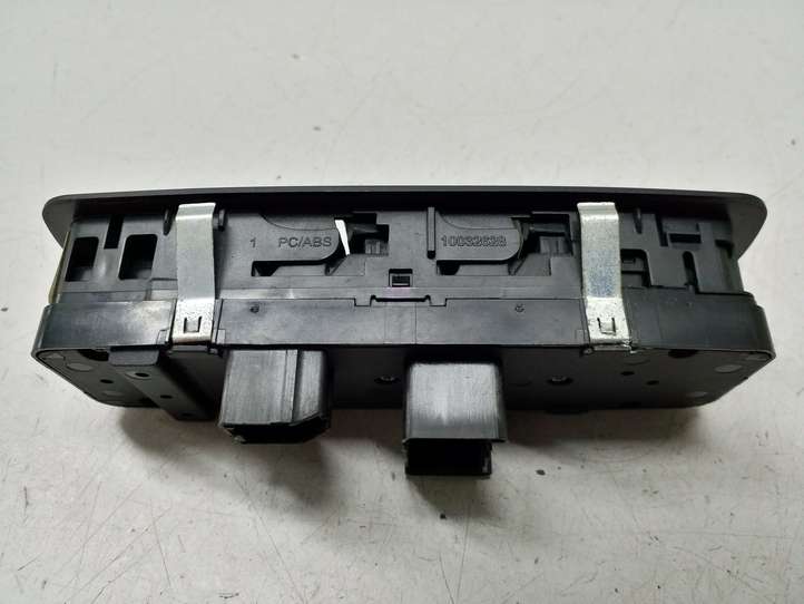 Chrysler Town and Country (2010 - 2016)  04602535AH Кнопка стеклоподъемников