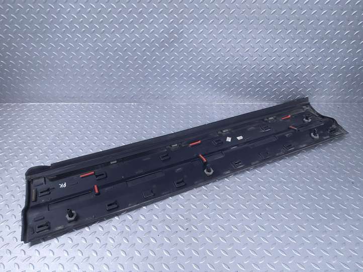 Land Rover Defender (2020 - )  L8B221065B Отделка (молдинг) передней двери
