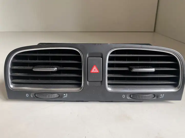 Volkswagen Golf VI (2009 - 2013) 5K0815728 Центральный воздушный дефлектор — фото 1