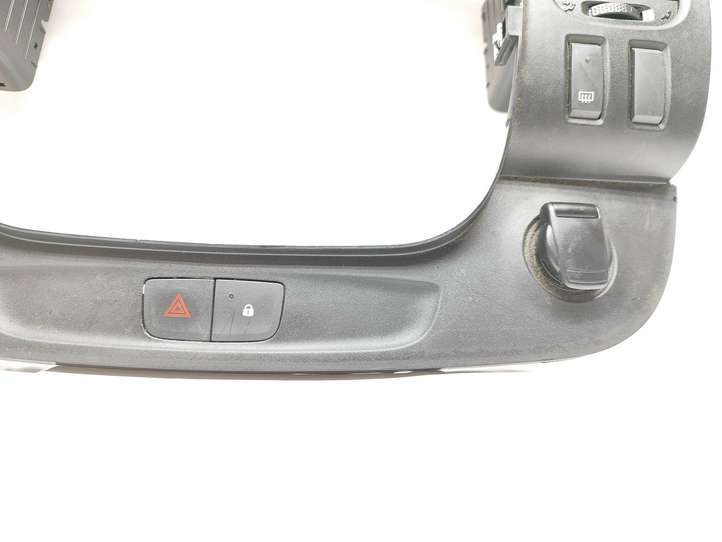 Renault Trafic III (X82) (2014 - )  682608675R Центральная консоль