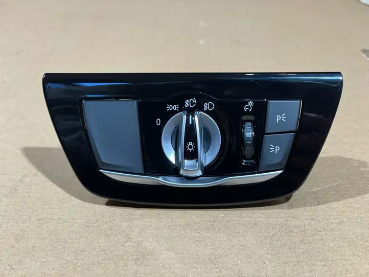 BMW 5 G30 G31 (2016 - ) 6772478 Включатель фонарей — фото 1