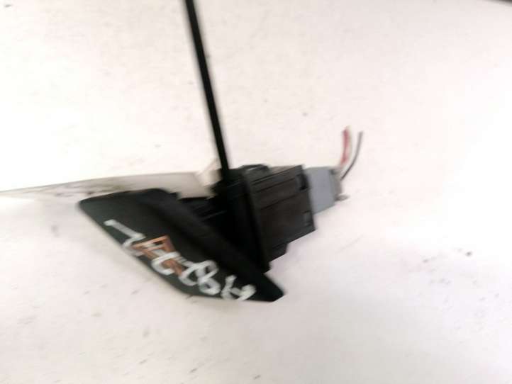 Toyota Yaris (2005 - 2009)  843320D020 Включатель аварийных фонарей
