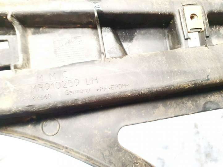 Mitsubishi Carisma (1999 - 2004)  mr910259  Держатель заднего бампера (кронштейн)
