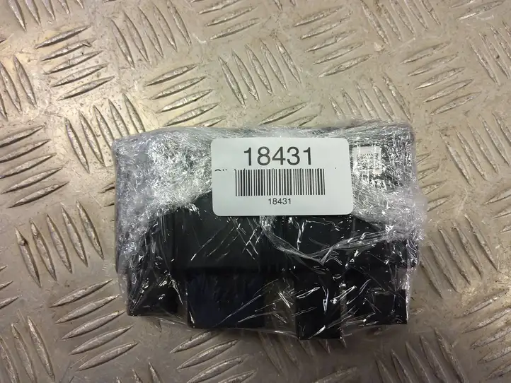 BMW X1 F48 F49 (2015 - 2022)  8647841 Блок управления питанием