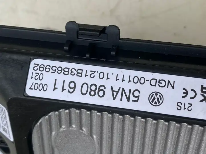 Volkswagen T-Roc (2017 - ) 5NA980611 Модуль беспроводной зарядки — фото 7