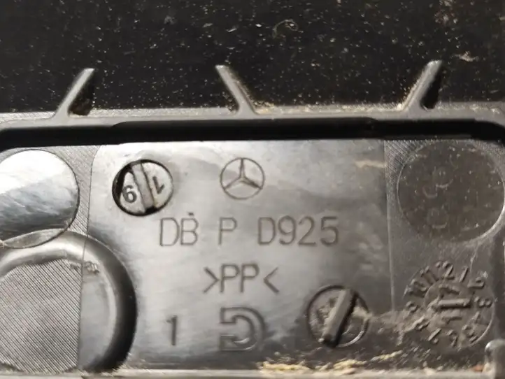 Mercedes-Benz C W205 (2014 - 2021) DBPD925 Крышка ящика предохранителей — фото 2