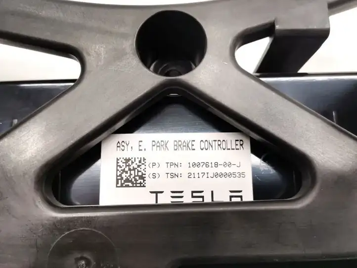 Tesla Model X (2015 - 2021) 1007618-00-J Блок управления стояночным тормозом — фото 3