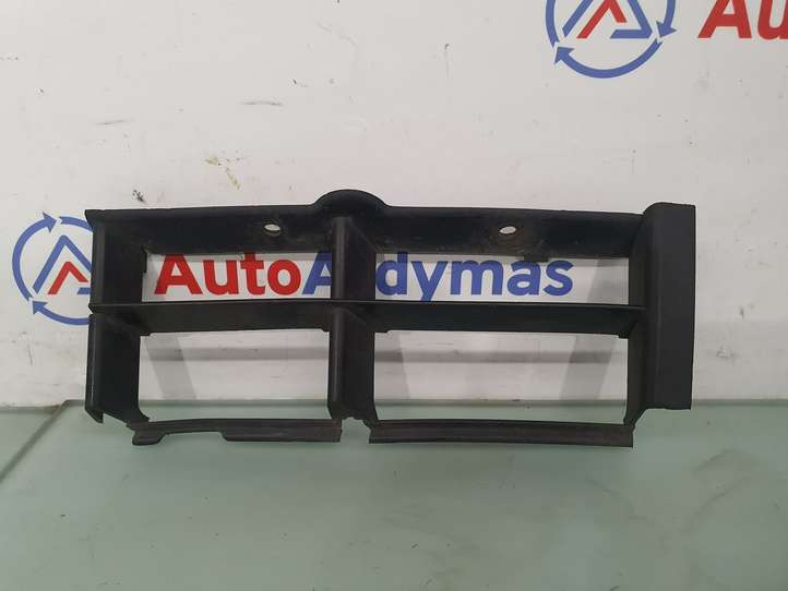 BMW 5 E39 (1996 - 2003)  51118235673 Нижняя решётка (из трех частей)