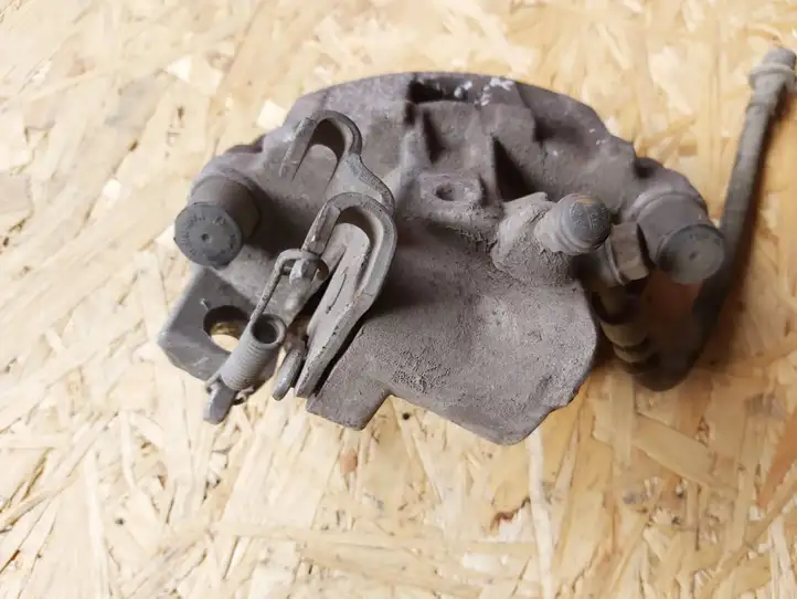 Toyota Yaris (2014 - 2019) Тормозной суппорт задний — фото 2