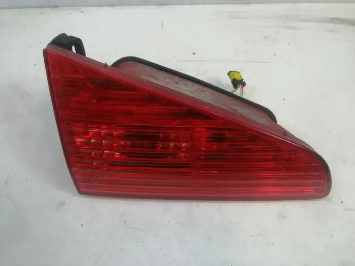Peugeot 607 (2000 - 2004) Задний фонарь в крышке багажника — фото 1