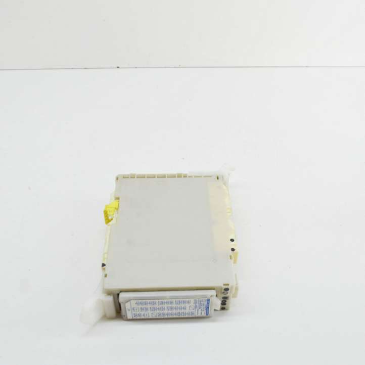 Toyota Land Cruiser (J150) (2009 - )  8273060180 Блок монтирования реле