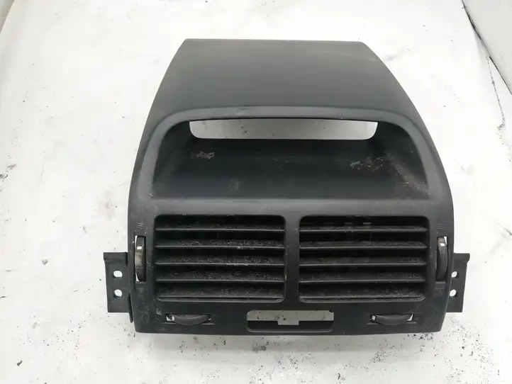 Suzuki Grand Vitara II (2005 - 2008) 7382165J0 Центральный воздушный дефлектор — фото 1