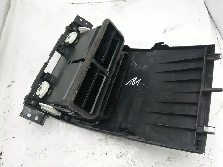 Suzuki Grand Vitara II (2005 - 2008) 7382165J0 Центральный воздушный дефлектор — фото 2