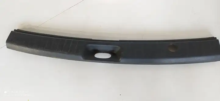 Hyundai Santa Fe (2005 - 2009) 857702B000 Отделка порога багажника — фото 1