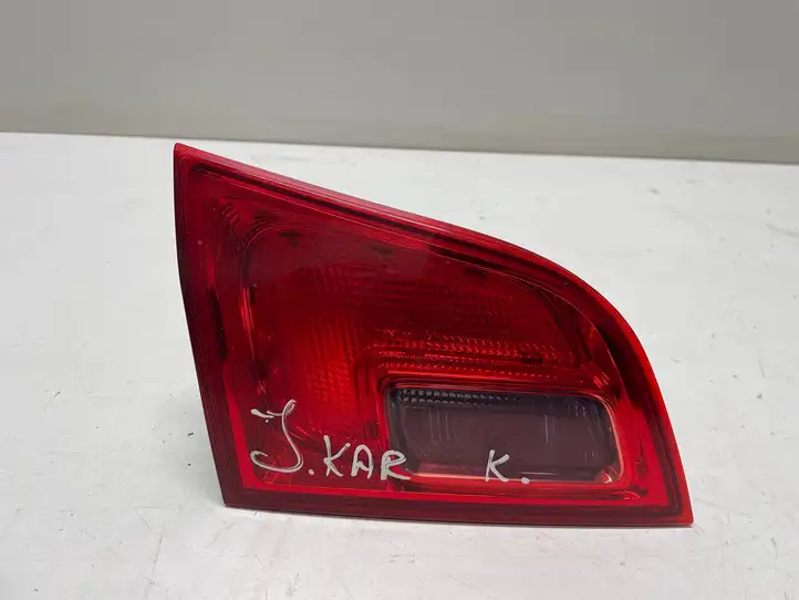 Opel Astra J (2009 - 2012) 13282248 Задний фонарь в крышке багажника — фото 1