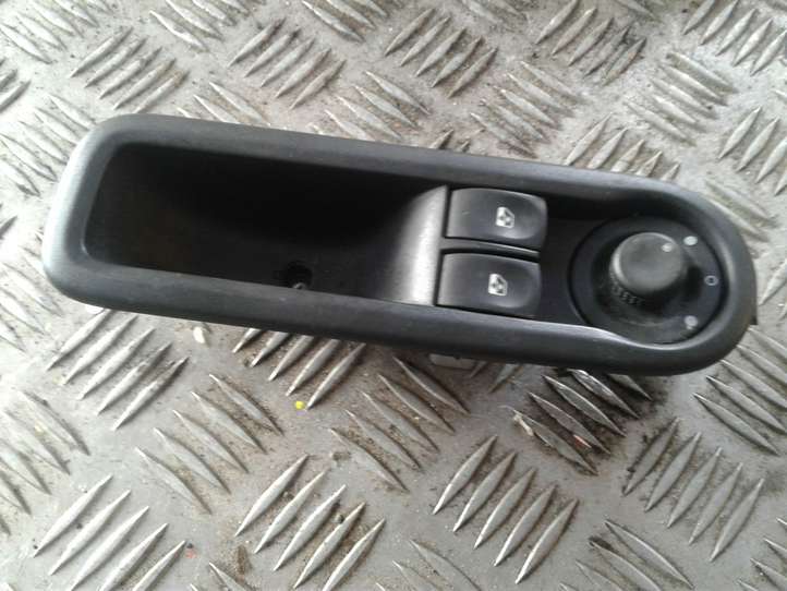 Renault Twingo II (2007 - 2014)  8200356515 Кнопка стеклоподъемников