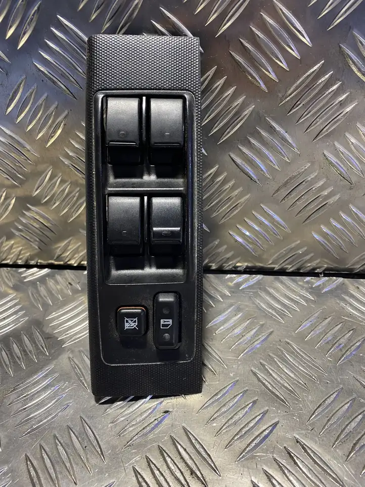 Toyota Corolla Verso AR10 (2004 - 2009) 848200F030 Блок кнопок стеклоподъемников — фото 1