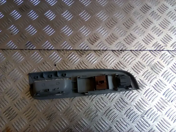 Volkswagen Golf V (2003 - 2009) Кнопка стеклоподъемников — фото 3