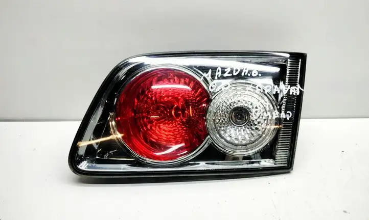Mazda 6 (2002 - 2005) 22661974 Задний фонарь в крышке багажника — фото 1
