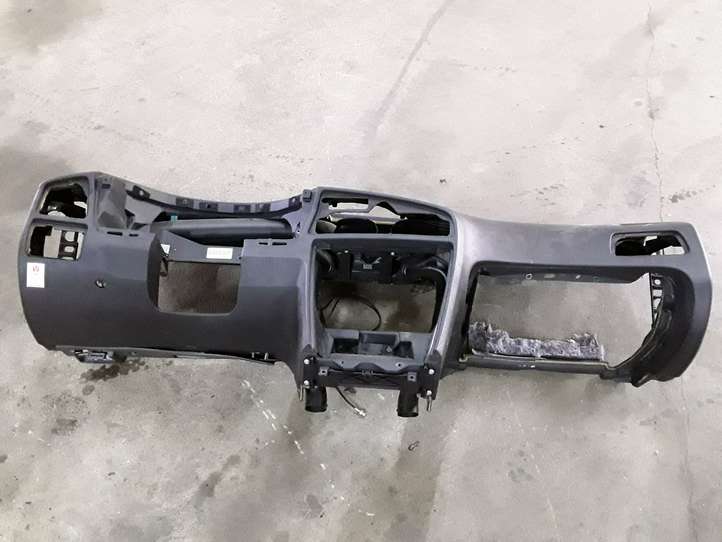Volvo V70 (2004 - 2007)   Панель