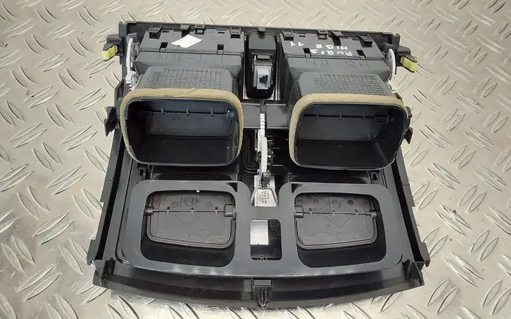 Toyota Auris 150 (2006 - 2012) Центральный воздушный дефлектор — фото 3